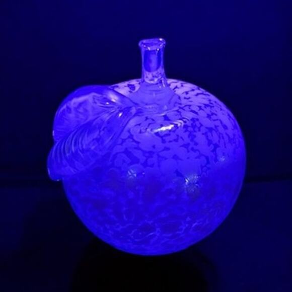 Apple Paperweight-Iridescent Art Spatter Glass-White-Opalescent-Blown-Vintage - Picture 2 of 7